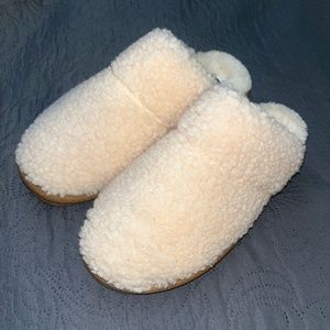 Women’s house slippers, size 9
